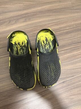 Crocs Black and Yellow Slip-On Lightweight Water-Friendly Shoes size M5/W7